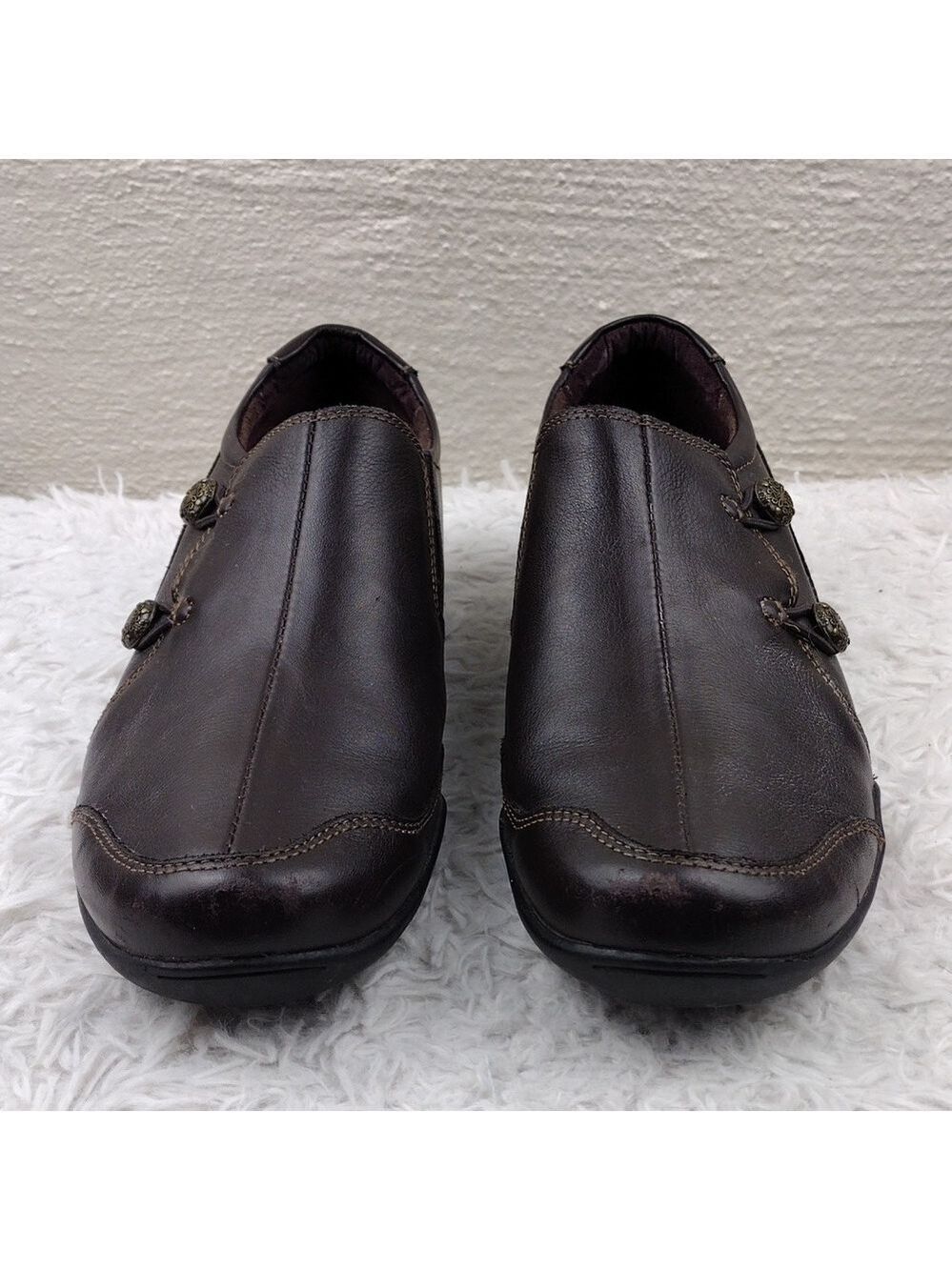 Taos Footwear Encore Brown Leather Round Toe Bungee Side Closure Low Heel Loafer